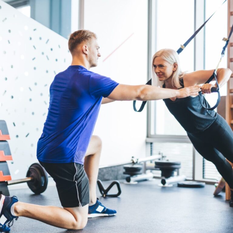 Entrenador personal realizando entrenamiento funcional personalizado