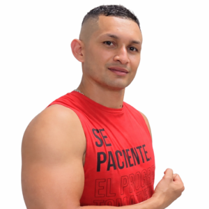 Entrenador personal realizando entrenamiento funcional personalizado