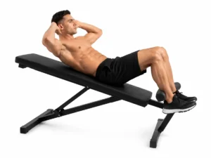 Hombre realizando abdominales inclinados en banco para abdominales ajustable